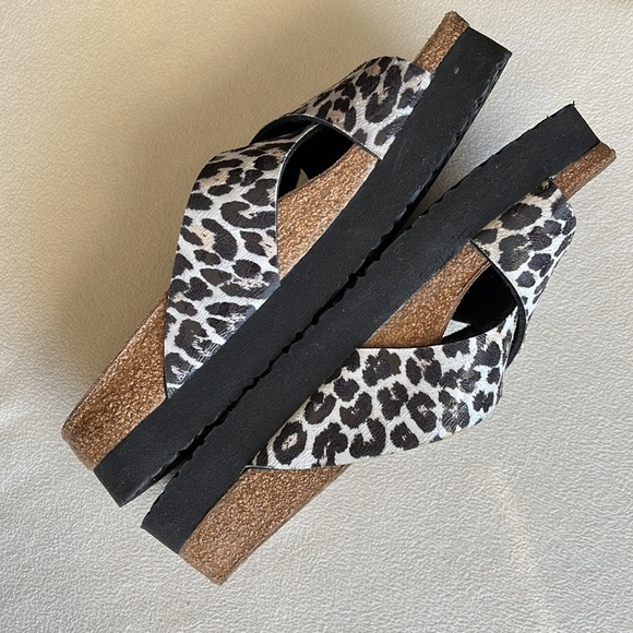 Like new Birkenstock Papillio animal print sandals, size 37. - Picture 6 of 6